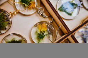 how to make resin for jewelry