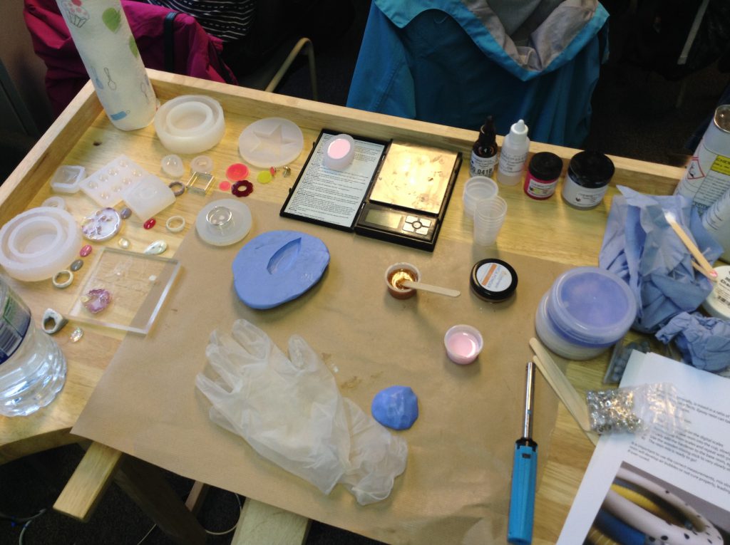 making resin jewellery