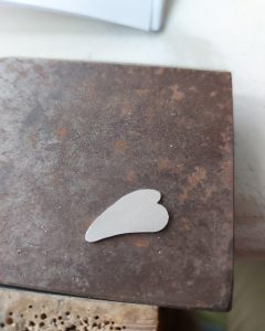 Filed edges of the leaf pendant
