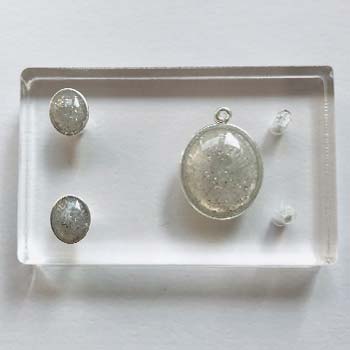 Make these sparkly resin pendant & earrings - Step 5