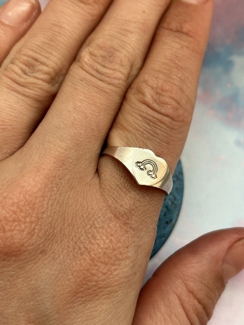 The finished silver signet ring 