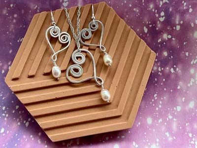 Cooksongold X Argent College       Sterling Silver Swirly Hearts And  Pearls Jewellery Set Project - Standard Image - 5